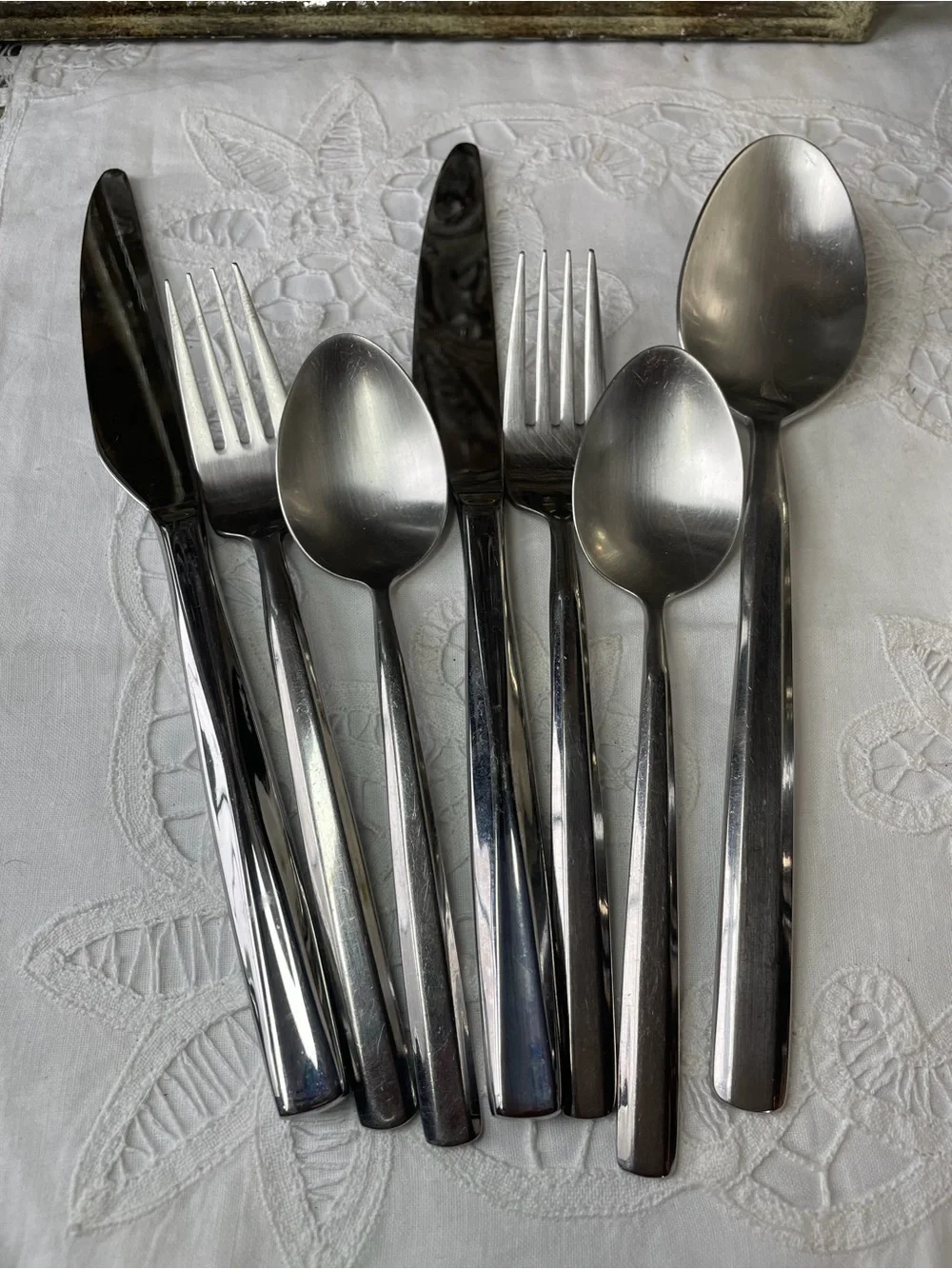 Oneida 18/10 silver stainless steel flatware set clean lines